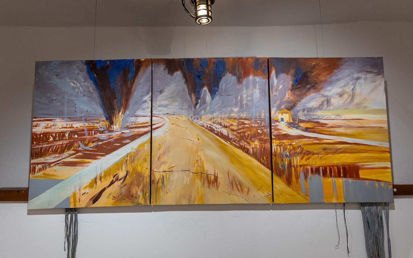 Modern sanat eserlerinin yer aldığı galeri