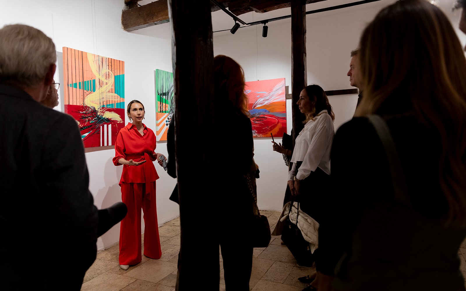 Sergiyi inceleyen sanat izleyicileri