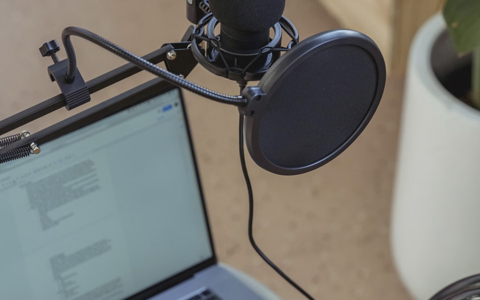 Mikrofonlu podcast kayıt masası